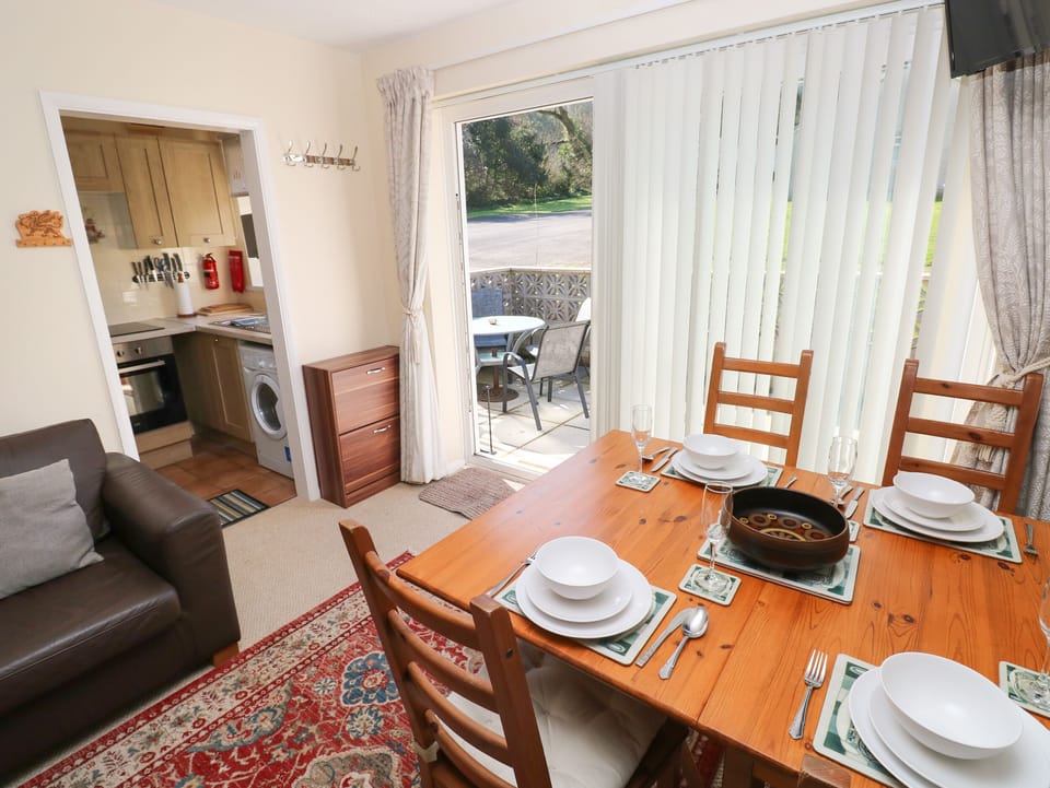 Cottage | Private kitchen | Fridge, electric kettle, toaster, cookware/dishes/utensils