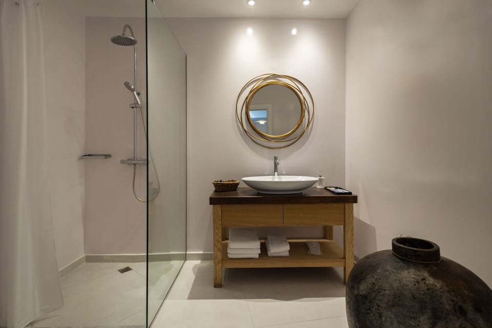 Deluxe Apartment Private Pool with Sea View | Bathroom | Free toiletries, hair dryer, slippers, towels