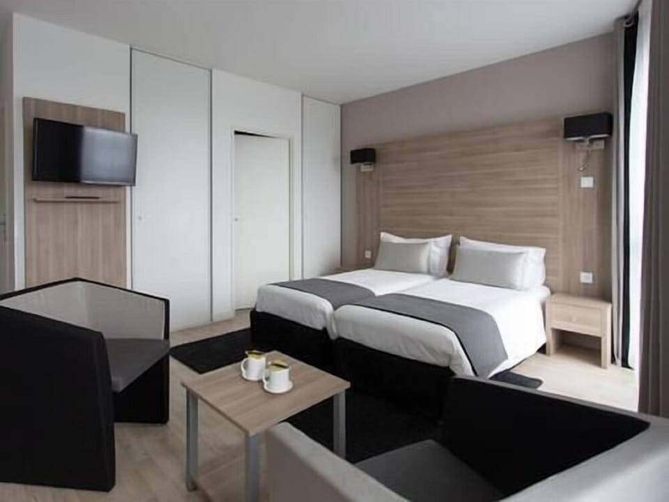 Premium bedding, in-room safe, desk, laptop workspace