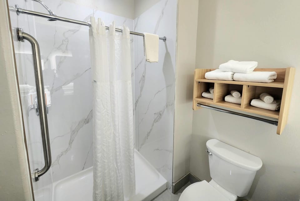 Days Inn & Suites by Wyndham Galveston West/Seawall Hotel in Galveston Island