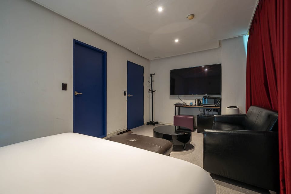 Standard Room | Premium bedding, individually decorated, desk, blackout drapes