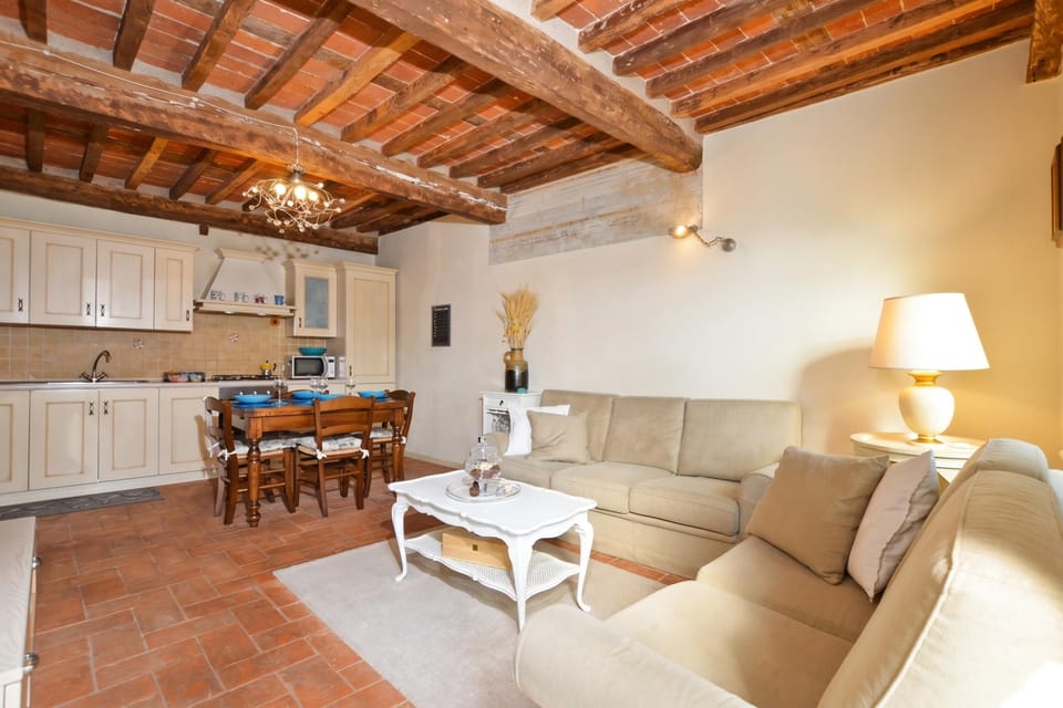 Family Apartment, Multiple Bedrooms, Mountainside (Alloro Grillo) | Living area | 21-inch TV with satellite channels