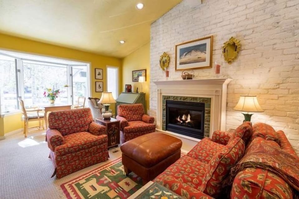 Condo, 2 Bedrooms | Living area