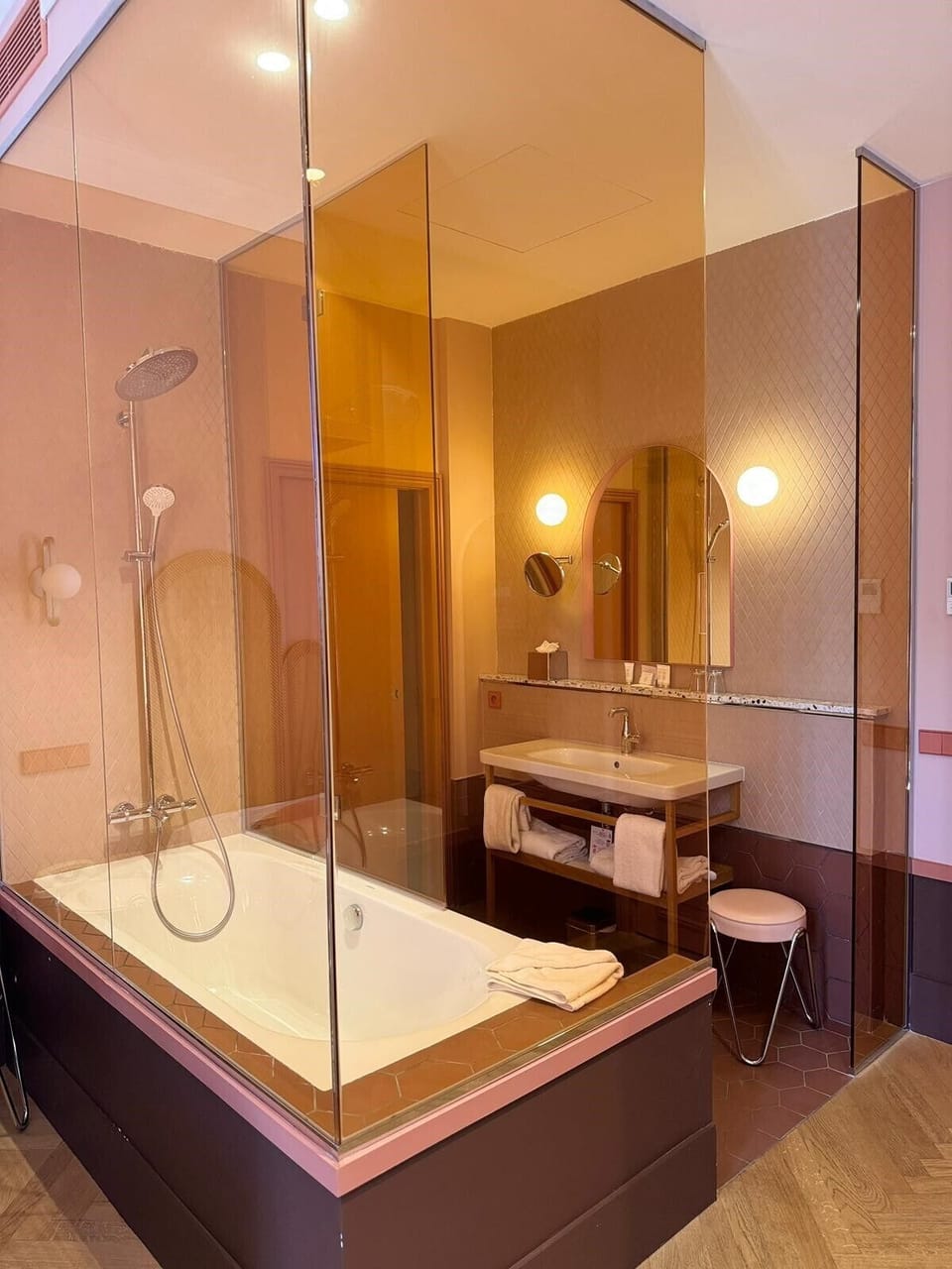 Deluxe Room, 1 Queen Bed, Non Smoking | Bathroom | Hair dryer, towels