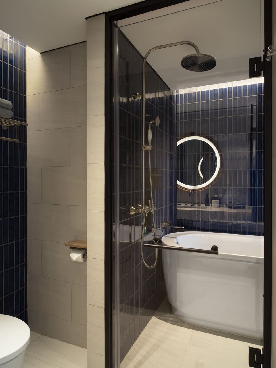 Executive Room, 1 King Bed | Bathroom | Hair dryer, slippers, bidet, towels