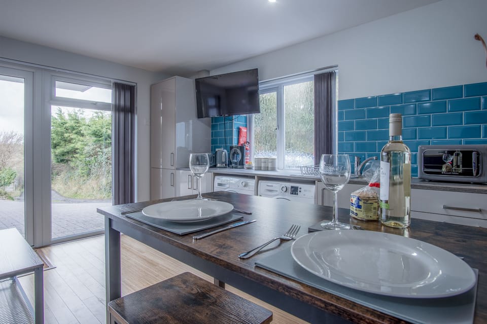 Apartment (1 Bedroom) | Living area | 32-inch flat-screen TV with cable channels, TV