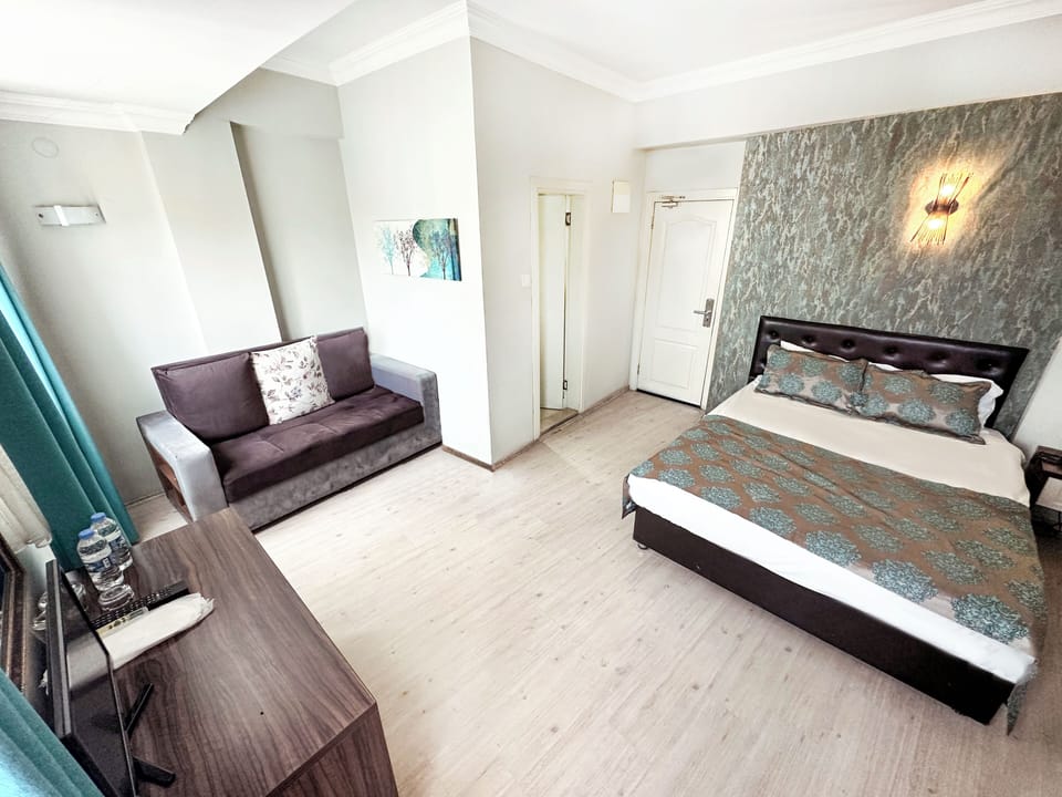 Elite Double Room | Hypo-allergenic bedding, minibar, in-room safe, desk