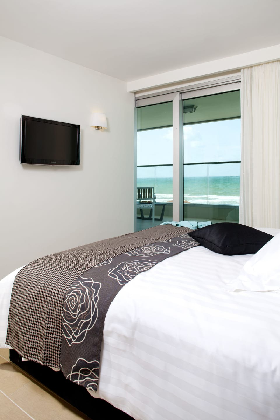 Deluxe Suite, Balcony, Partial Sea View | 1 bedroom, minibar, in-room safe, free WiFi