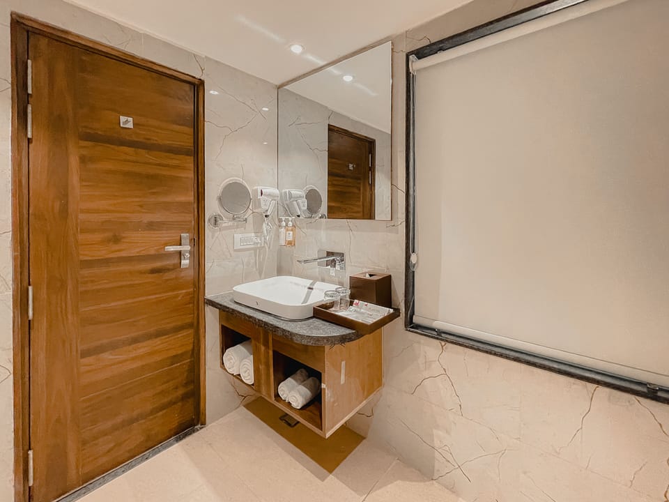 Executive Suite | Bathroom | Shower, free toiletries, slippers, towels