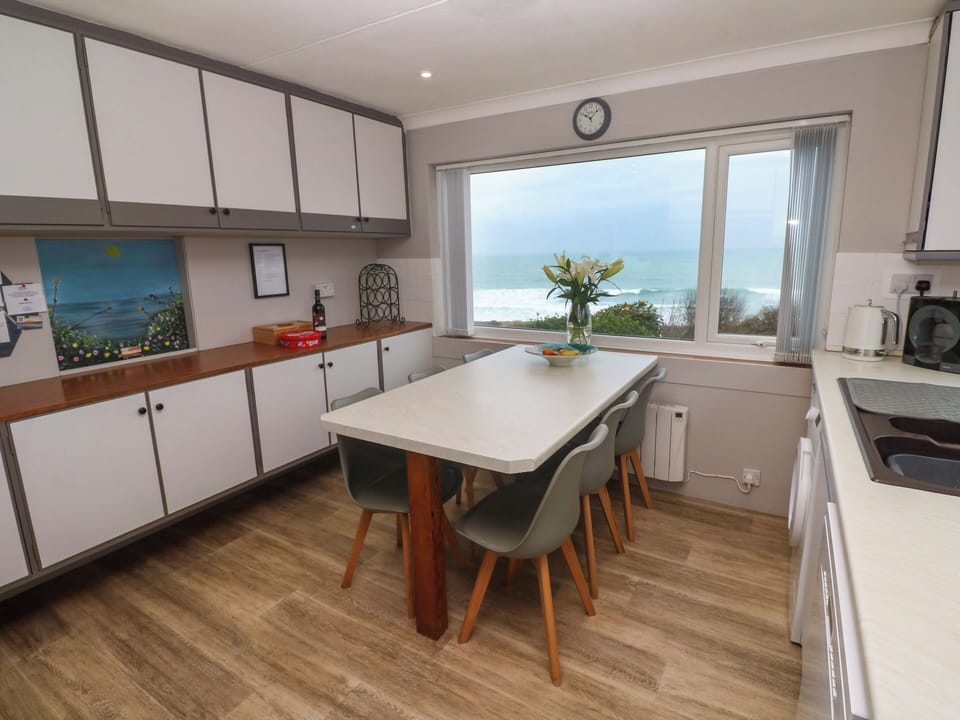 Cottage | Dining