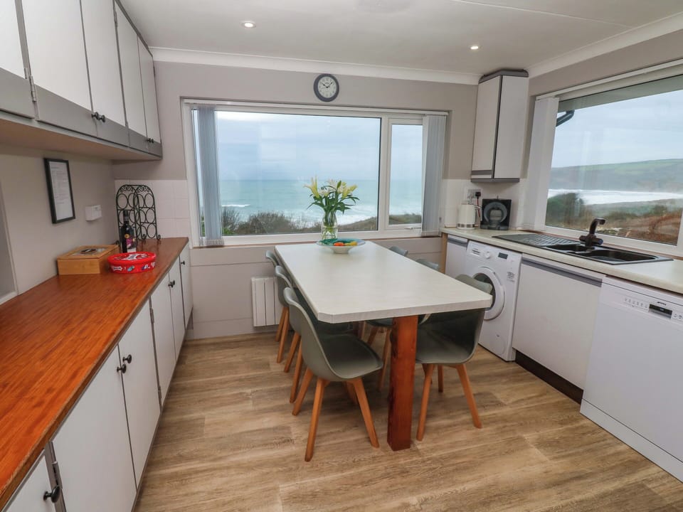 Cottage | Private kitchen | Fridge, microwave, dishwasher, electric kettle