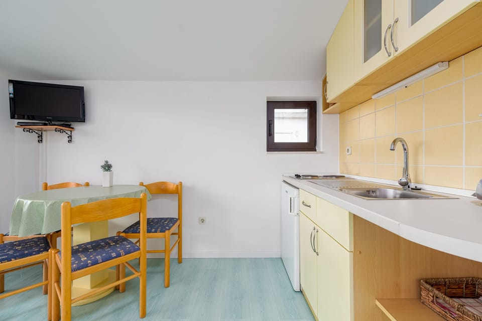 Microwave, oven, dishwasher, coffee/tea maker