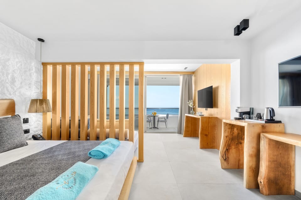 Sea View Suite with Jacuzzi and Kitchenette | Hypo-allergenic bedding, in-room safe, blackout drapes, soundproofing
