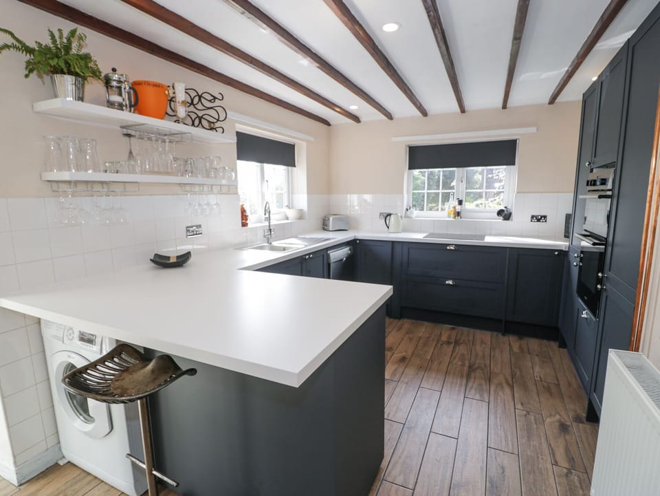 Cottage | Private kitchen | Fridge, microwave, dishwasher, electric kettle