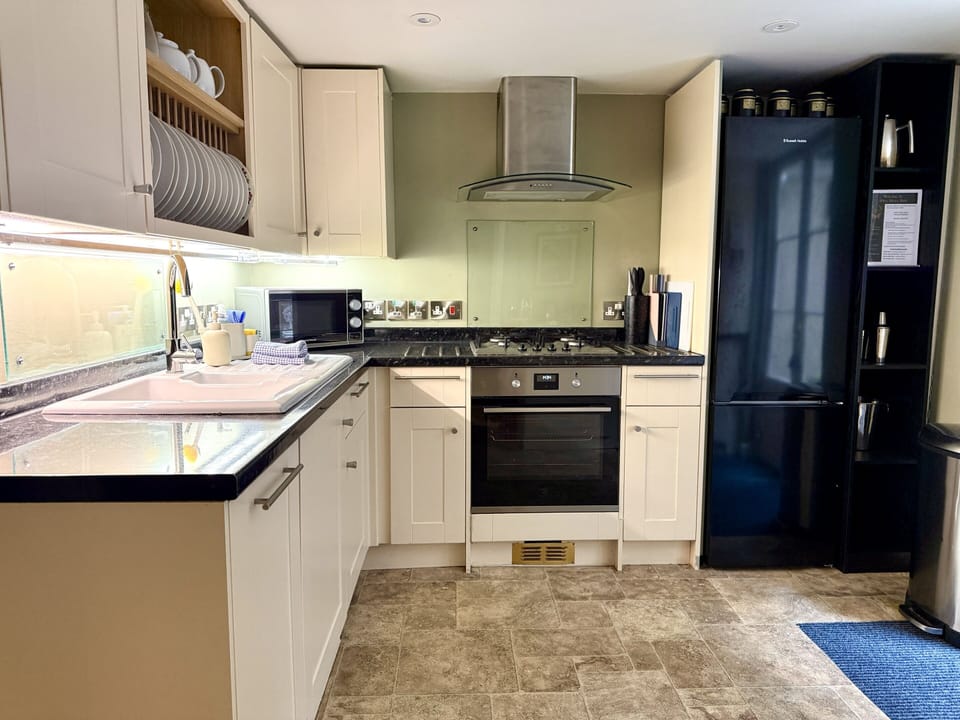 Deluxe House, Private Bathroom, City View | Shared kitchen | Highchair