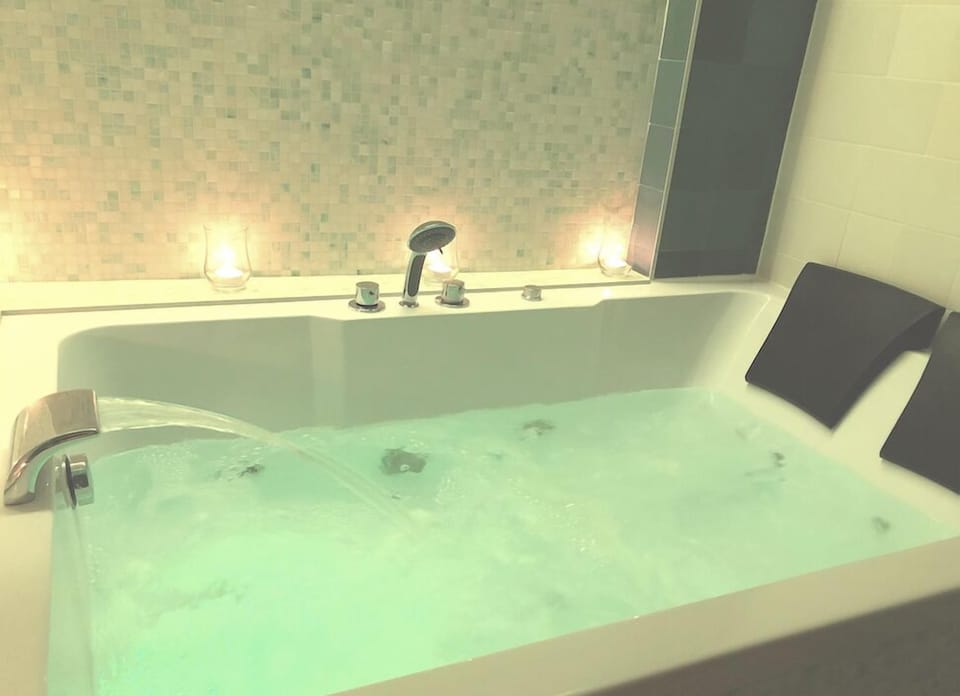 Superior Suite, Hot Tub, Garden View (Diabolo Menthe)
