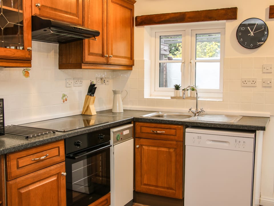 Cottage | Private kitchen | Fridge, microwave, dishwasher, electric kettle