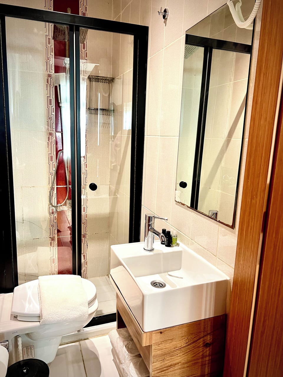 Family Room | Bathroom | Shower, hydromassage showerhead, free toiletries, hair dryer