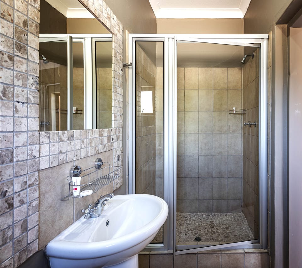 Standard Room | Bathroom | Shower, free toiletries, hair dryer, towels