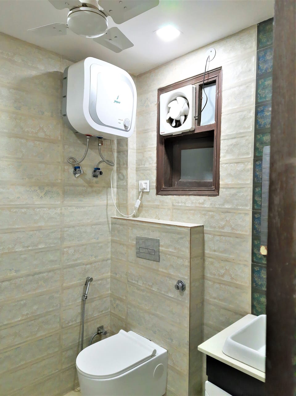 Business Double Room | Bathroom | Shower, free toiletries, towels, soap