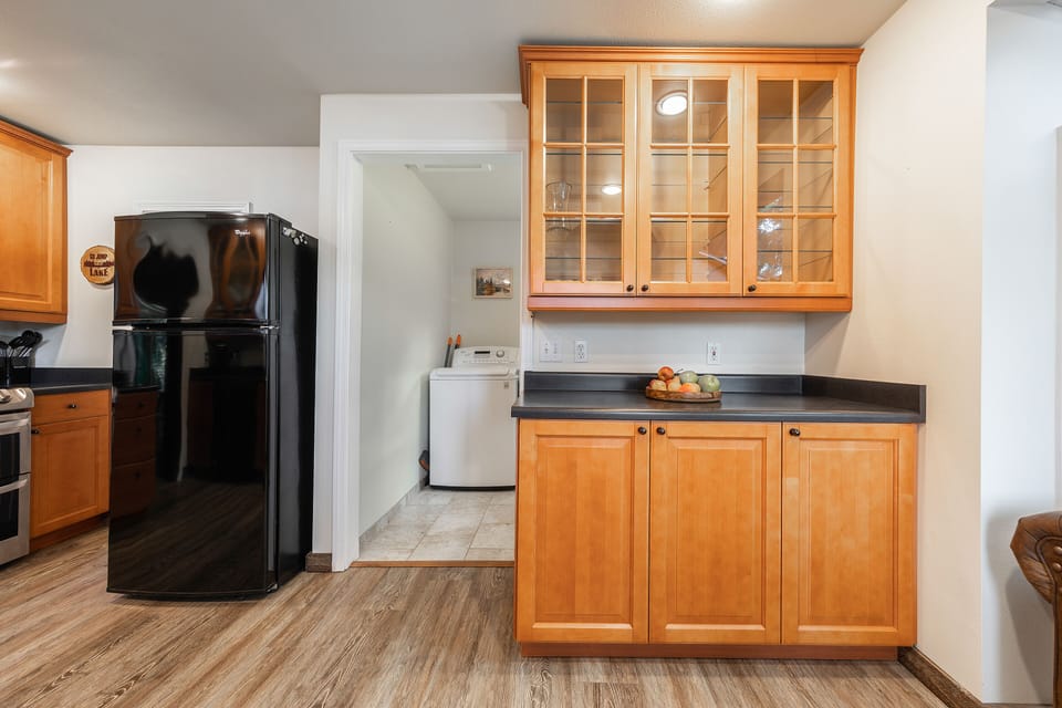 Full-size fridge, microwave, oven, stovetop