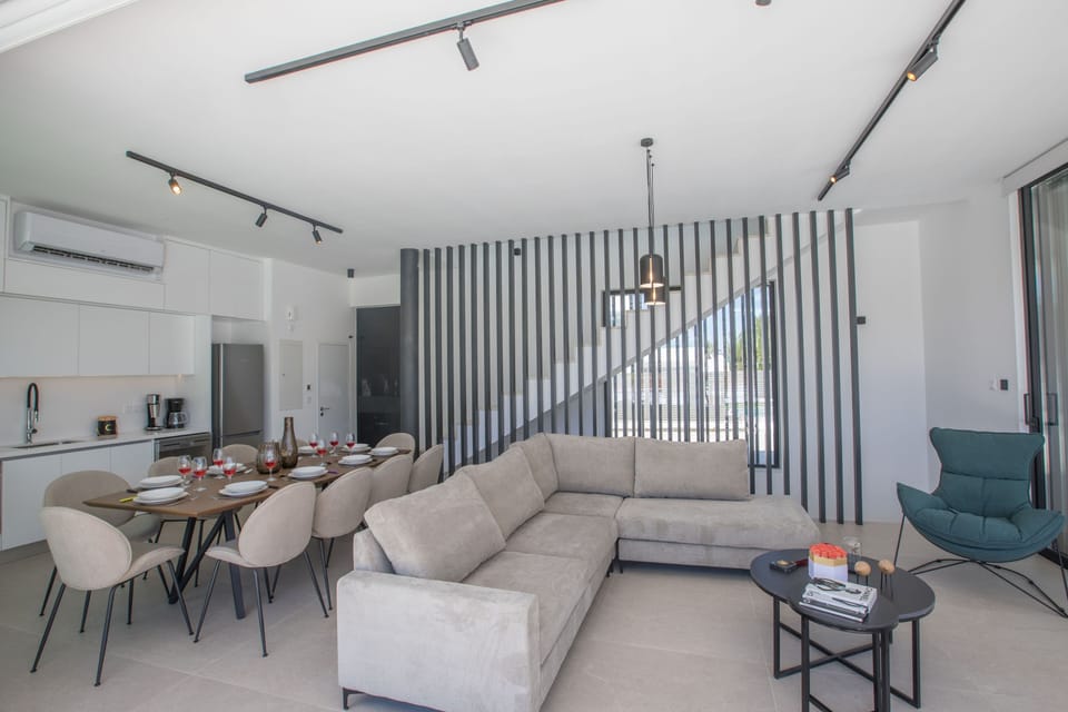 Villa, 5 Bedrooms, Private Pool, Garden View | Interior
