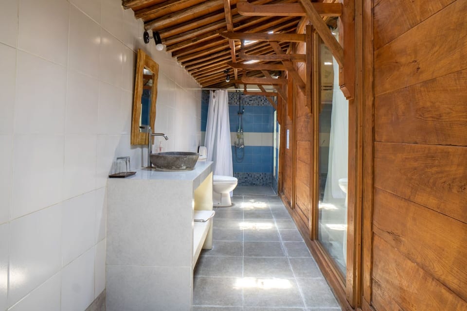 Deluxe Room, 1 Bedroom | Bathroom | Shower, towels