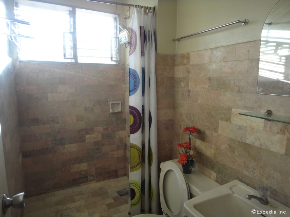Standard Room (Minimum 3 nights stay) | Bathroom | Shower, towels