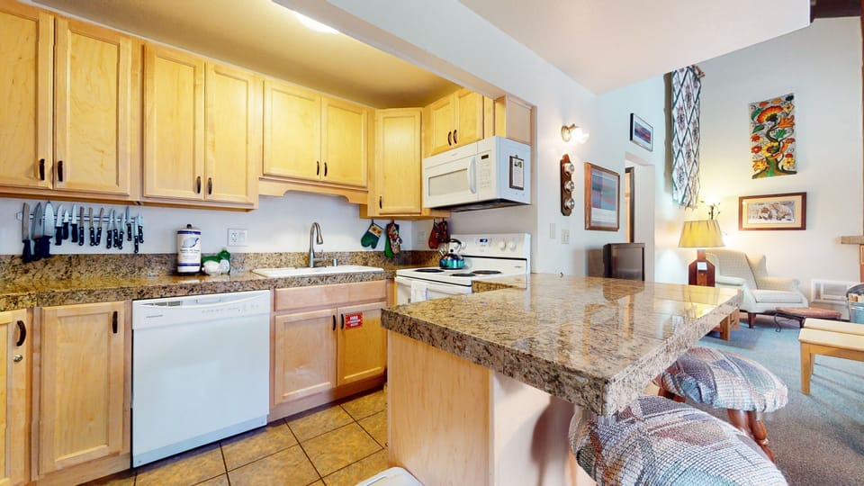 Studio | Private kitchen | Fridge, oven, coffee/tea maker, toaster