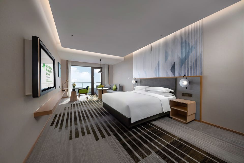 Standard Room | In-room safe, desk, laptop workspace, blackout drapes
