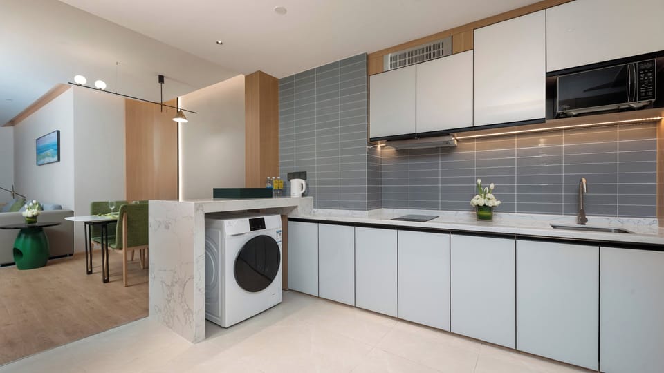 Studio Suite, 1 Bedroom | In-room safe, desk, laptop workspace, blackout drapes