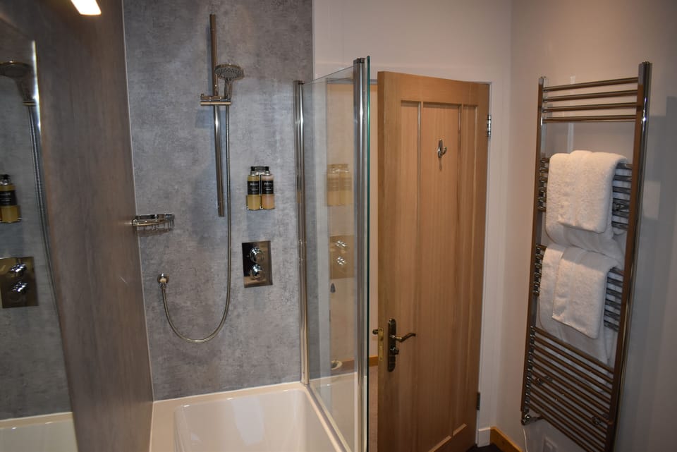 Twin Room, Private Bathroom (Sycamore) | Hypo-allergenic bedding, individually furnished, blackout drapes