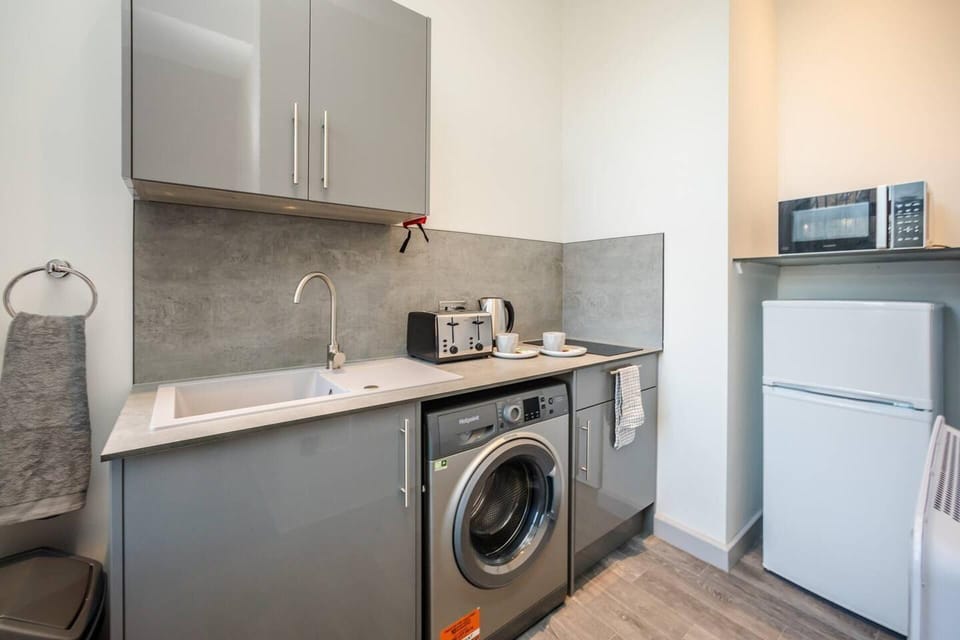 Studio | Private kitchen | Fridge, microwave, stovetop, electric kettle