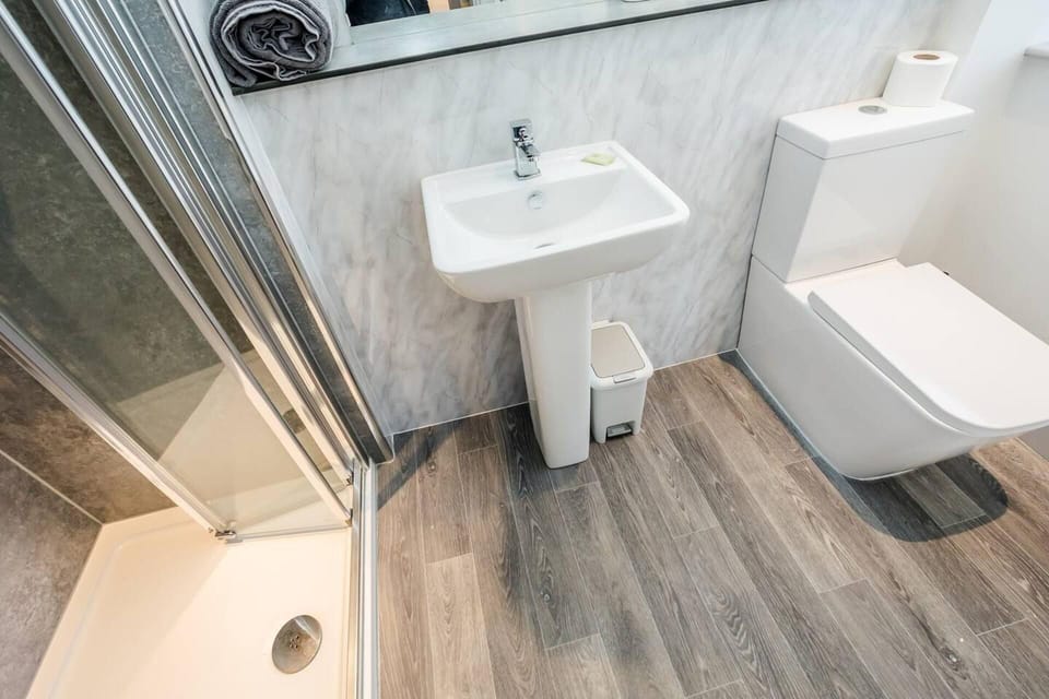 Studio | Bathroom | Shower, towels