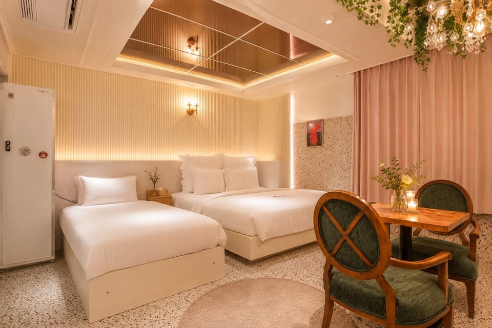 Premium Suite Twin | In-room safe, individually decorated, individually furnished