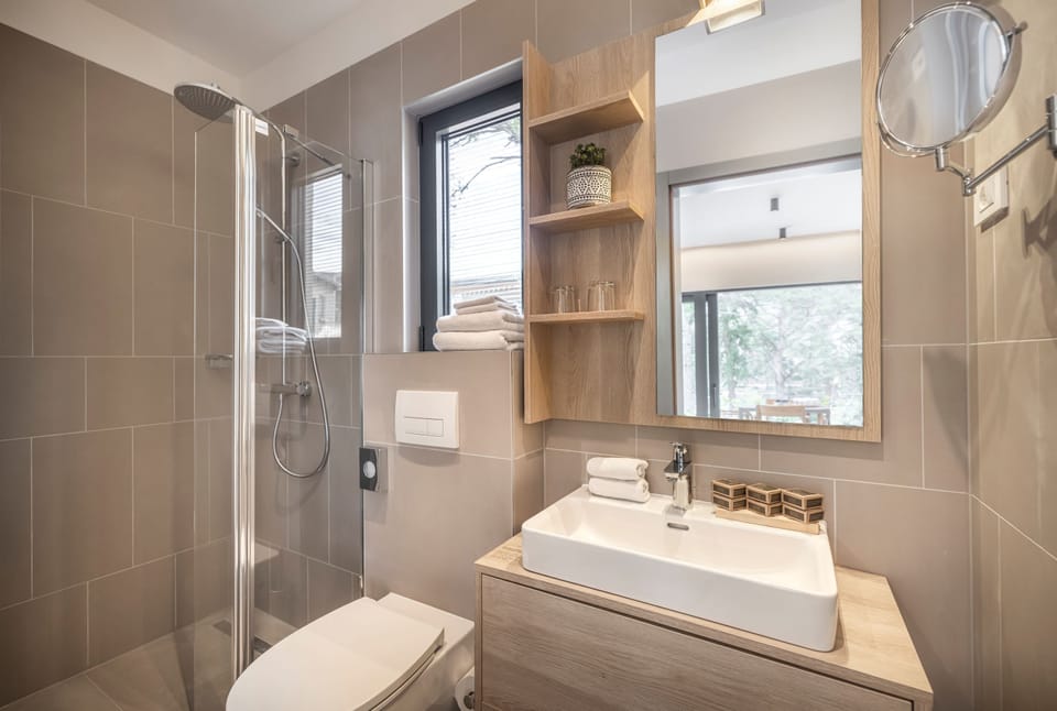 Villa for 4+2 with private pool | Bathroom | Shower, free toiletries, hair dryer, towels