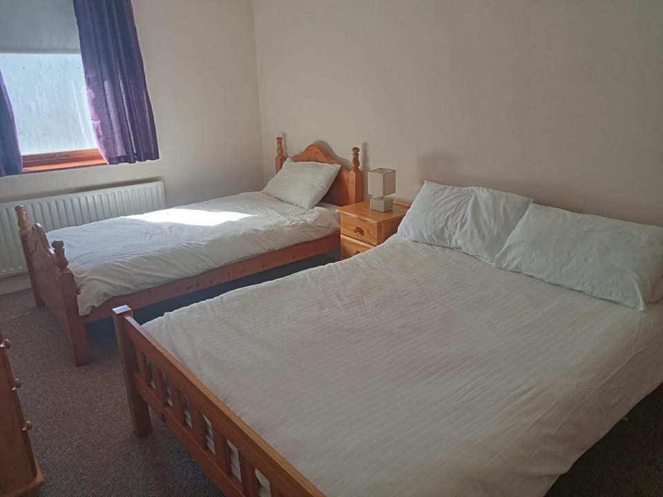 Central 2-bed Apt, Sleeps 5 Above Great Derry Pub Apartment in Londonderry