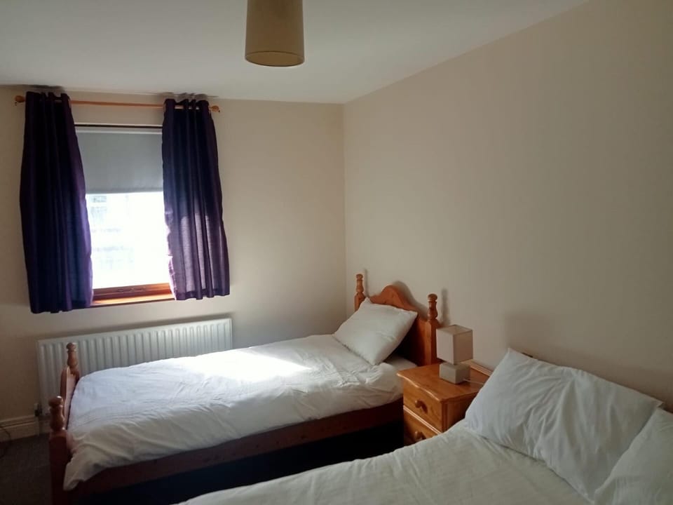 Central 2-bed Apt, Sleeps 5 Above Great Derry Pub Apartment in Londonderry