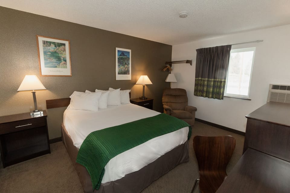 Standard Room, 1 Queen Bed, Non Smoking | Iron/ironing board, free WiFi, bed sheets