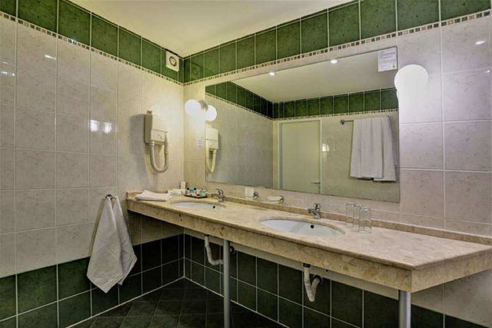 Minibar, in-room safe, desk, iron/ironing board