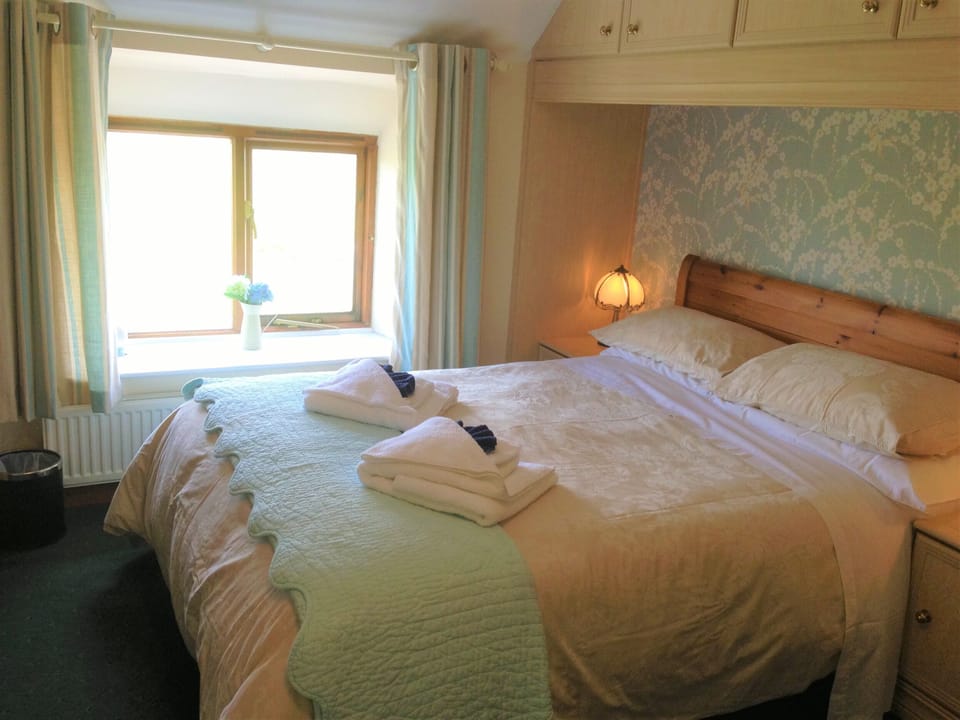 Hypo-allergenic bedding, iron/ironing board, free WiFi, bed sheets