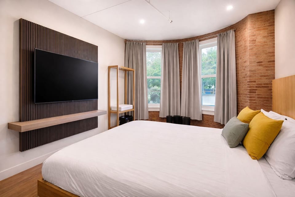 Exclusive Double Room, 1 Queen Bed, Shared Bathroom | Egyptian cotton sheets, premium bedding, down comforters, desk
