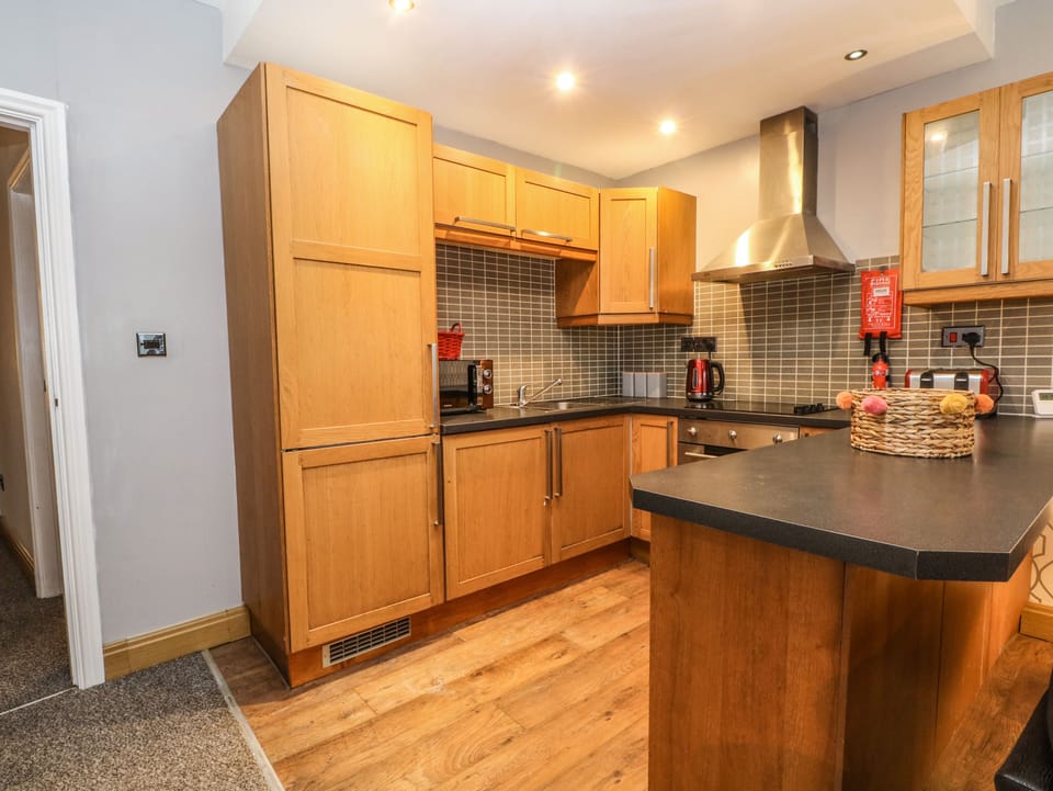 Cottage | Private kitchen | Fridge, electric kettle, toaster, cookware/dishes/utensils