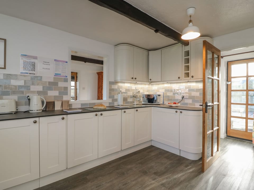 Cottage | Private kitchen | Fridge, dishwasher, electric kettle, toaster