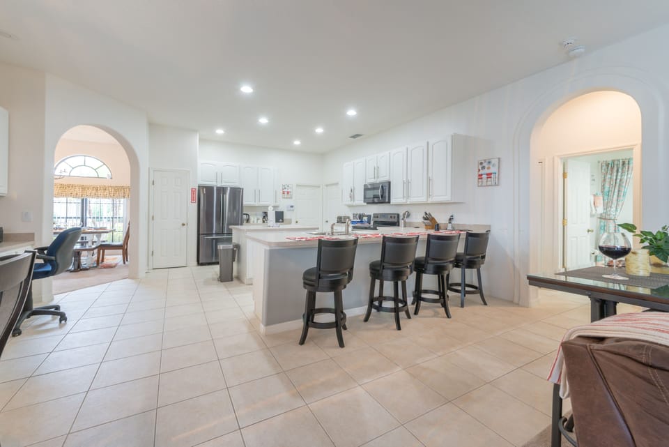 Family House, 5 Bedrooms | Private kitchen | Fridge, microwave, oven, stovetop