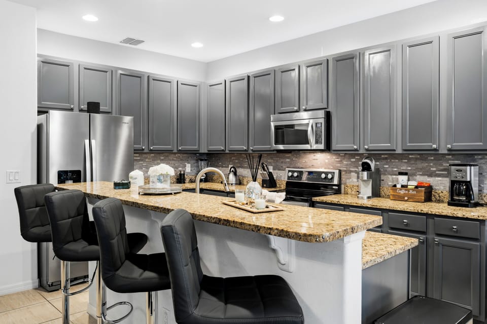 Family House, 6 Bedrooms | Private kitchen | Fridge, microwave, oven, stovetop