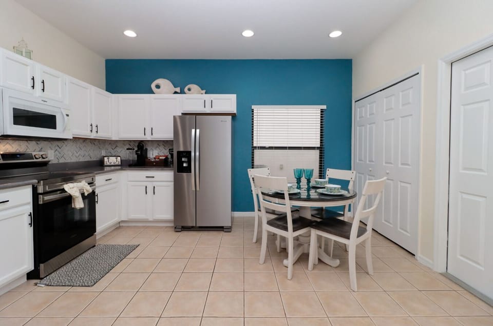 Family House, 4 Bedrooms | Private kitchen | Fridge, microwave, oven, stovetop