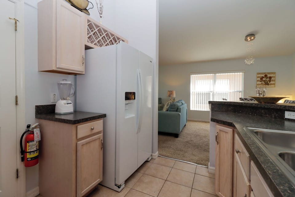 Family House, 4 Bedrooms | Private kitchen | Fridge, microwave, oven, stovetop