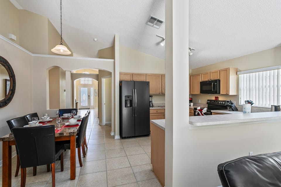 Family House, 4 Bedrooms | Private kitchen | Full-size fridge, microwave, oven, stovetop