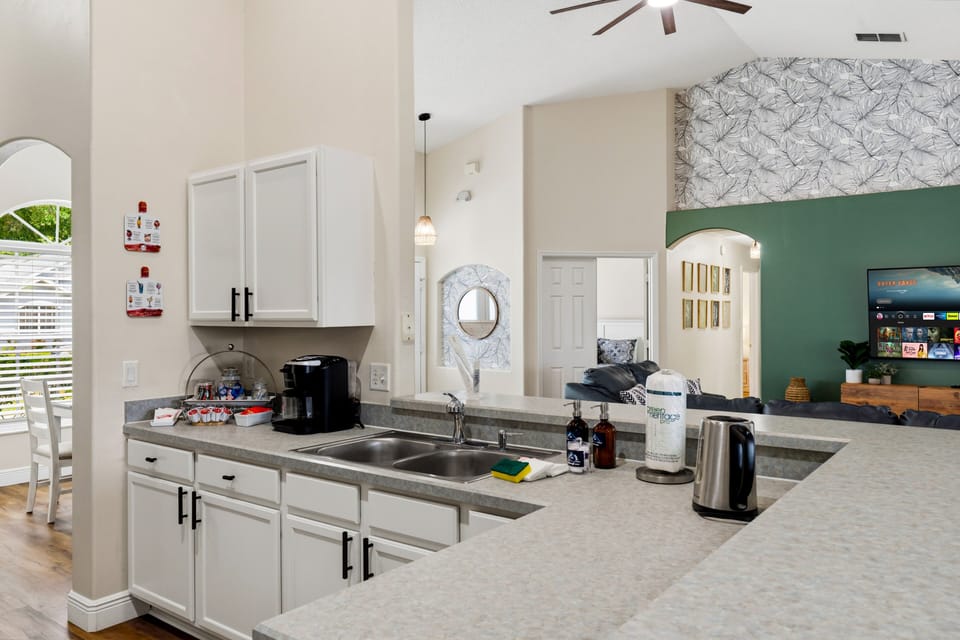 Family House, 4 Bedrooms | Private kitchen | Fridge, microwave, oven, stovetop